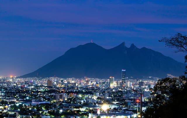 Vista de Monterrey de noche, ciudad en donde se distribuyen productos de PREMCO