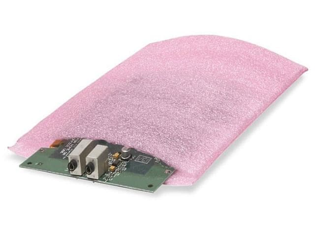 Bolsas ESD FOAM protegiendo un componente electrónico