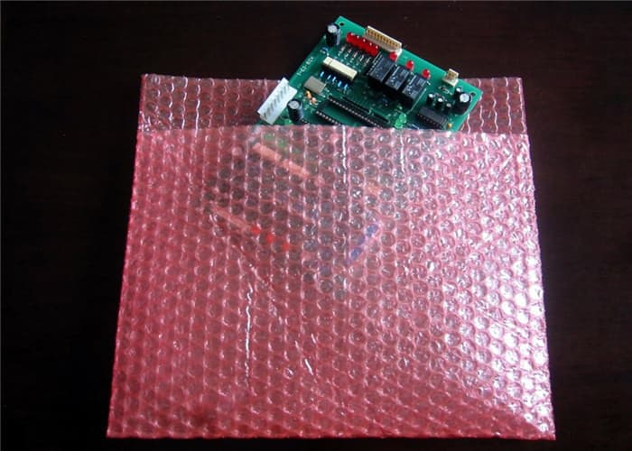 Bolsa ESD de burbuja con componentes electrónicos