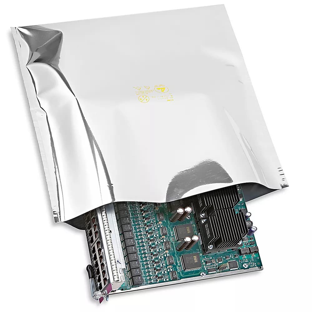 Bolsas ESD metalizada protegiendo una placa electrónica de la electrostática